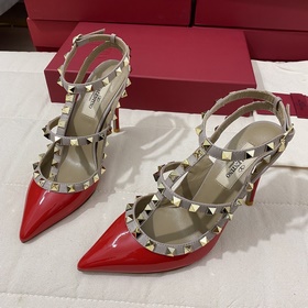 Классические туфли Valentino с заклепками, классическая модель от