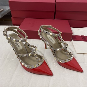 Классические туфли Valentino с заклепками, классическая модель от