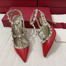Классические туфли Valentino с заклепками, классическая модель от