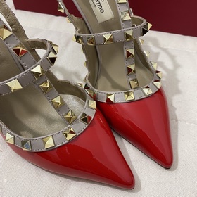 Классические туфли Valentino с заклепками, классическая модель от