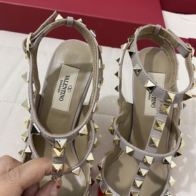 Классические туфли Valentino с заклепками, классическая модель от