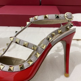 Классические туфли Valentino с заклепками, классическая модель от