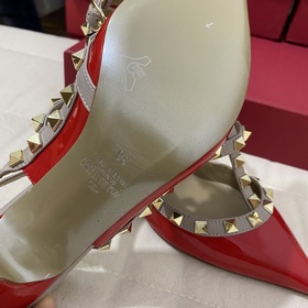 Классические туфли Valentino с заклепками, классическая модель от