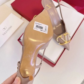 Сандалии Valentino с большой V-образной застежкой и стразами, нов