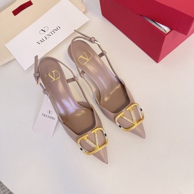 Сандалии Valentino с большой V-образной застежкой и стразами, нов