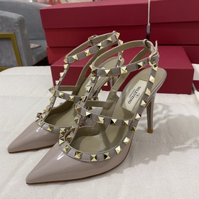 Классические туфли Valentino с заклепками, классическая модель от