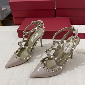 Классические туфли Valentino с заклепками, классическая модель от