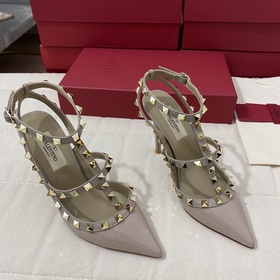 Классические туфли Valentino с заклепками, классическая модель от