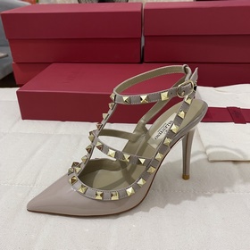 Классические туфли Valentino с заклепками, классическая модель от
