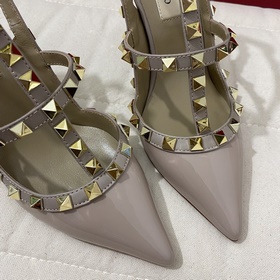 Классические туфли Valentino с заклепками, классическая модель от