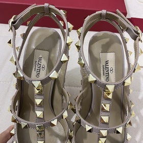 Классические туфли Valentino с заклепками, классическая модель от