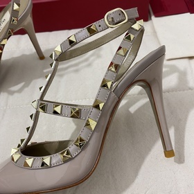 Классические туфли Valentino с заклепками, классическая модель от