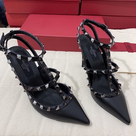 Классические туфли Valentino с заклепками, классическая модель от