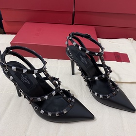 Классические туфли Valentino с заклепками, классическая модель от