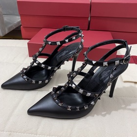 Классические туфли Valentino с заклепками, классическая модель от