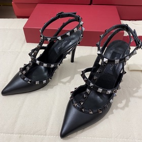 Классические туфли Valentino с заклепками, классическая модель от