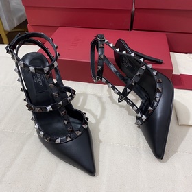 Классические туфли Valentino с заклепками, классическая модель от