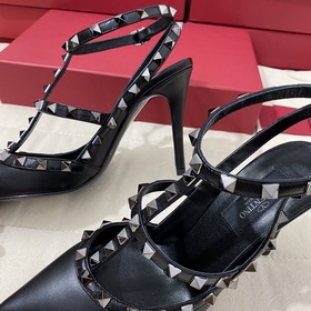 Классические туфли Valentino с заклепками, классическая модель от