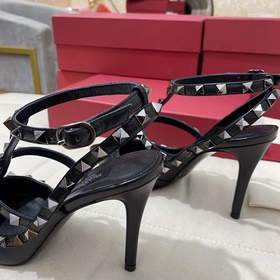 Классические туфли Valentino с заклепками, классическая модель от