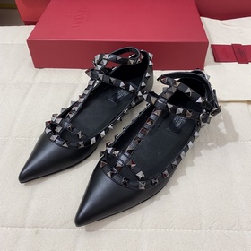 Классические туфли Valentino с заклепками, классическая модель от