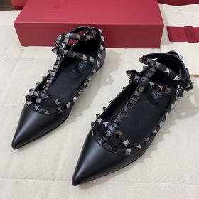 Классические туфли Valentino с заклепками, классическая модель от