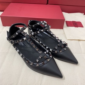 Классические туфли Valentino с заклепками, классическая модель от