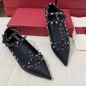 Классические туфли Valentino с заклепками, классическая модель от