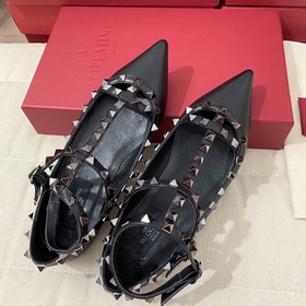 Классические туфли Valentino с заклепками, классическая модель от