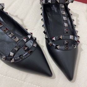 Классические туфли Valentino с заклепками, классическая модель от