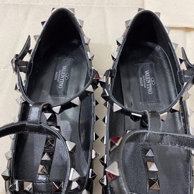 Классические туфли Valentino с заклепками, классическая модель от