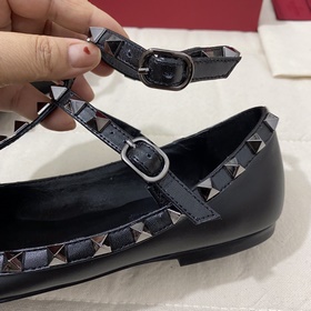 Классические туфли Valentino с заклепками, классическая модель от