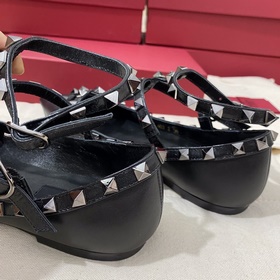 Классические туфли Valentino с заклепками, классическая модель от