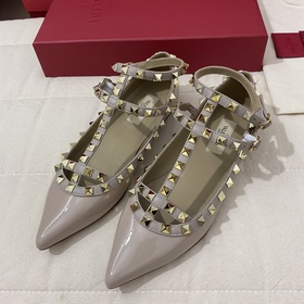 Классические туфли Valentino с заклепками, классическая модель от