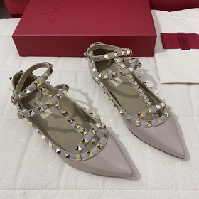 Классические туфли Valentino с заклепками, классическая модель от