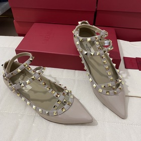 Классические туфли Valentino с заклепками, классическая модель от