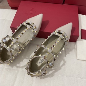 Классические туфли Valentino с заклепками, классическая модель от