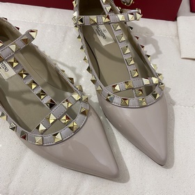 Классические туфли Valentino с заклепками, классическая модель от