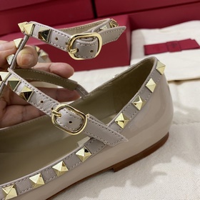 Классические туфли Valentino с заклепками, классическая модель от