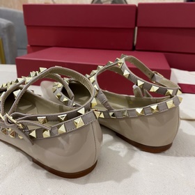 Классические туфли Valentino с заклепками, классическая модель от