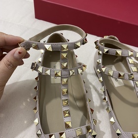 Классические туфли Valentino с заклепками, классическая модель от