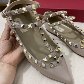 Классические туфли Valentino с заклепками, классическая модель от