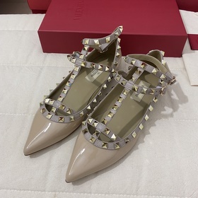 Классические туфли Valentino с заклепками, классическая модель от