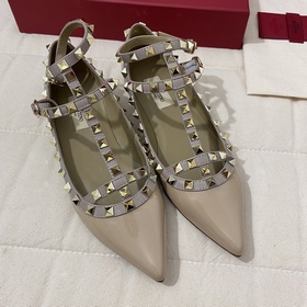 Классические туфли Valentino с заклепками, классическая модель от