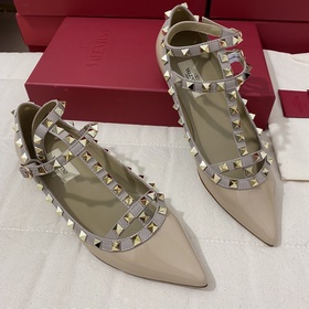 Классические туфли Valentino с заклепками, классическая модель от