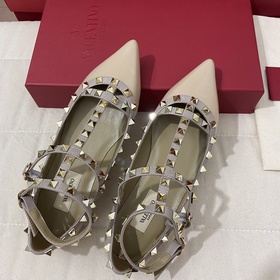 Классические туфли Valentino с заклепками, классическая модель от