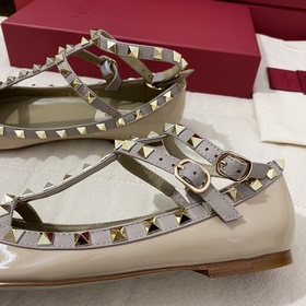 Классические туфли Valentino с заклепками, классическая модель от