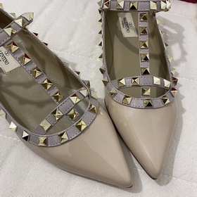 Классические туфли Valentino с заклепками, классическая модель от