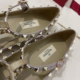Классические туфли Valentino с заклепками, классическая модель от