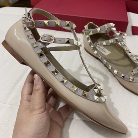 Классические туфли Valentino с заклепками, классическая модель от