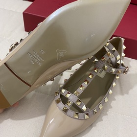 Классические туфли Valentino с заклепками, классическая модель от